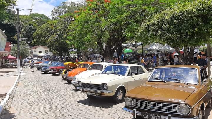 Conheça a história do mineiro que mora dentro de um fusca - Gerais - Estado  de Minas